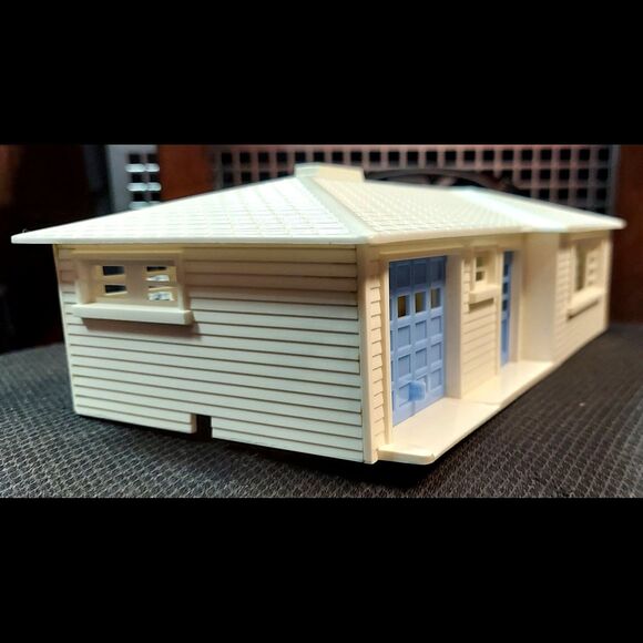 Plasticville House and Garage O & S Gauge White Roof Chimney, Assembled* - Picture 4 of 5